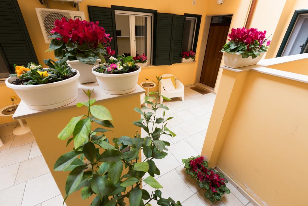Isola Blu Aparthotel Taranto Bagian luar foto